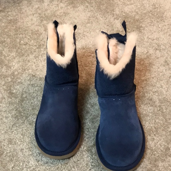 Almost New blue suede UGG boots Dae Sunshine Perforated- size 8 - Picture 2 of 7